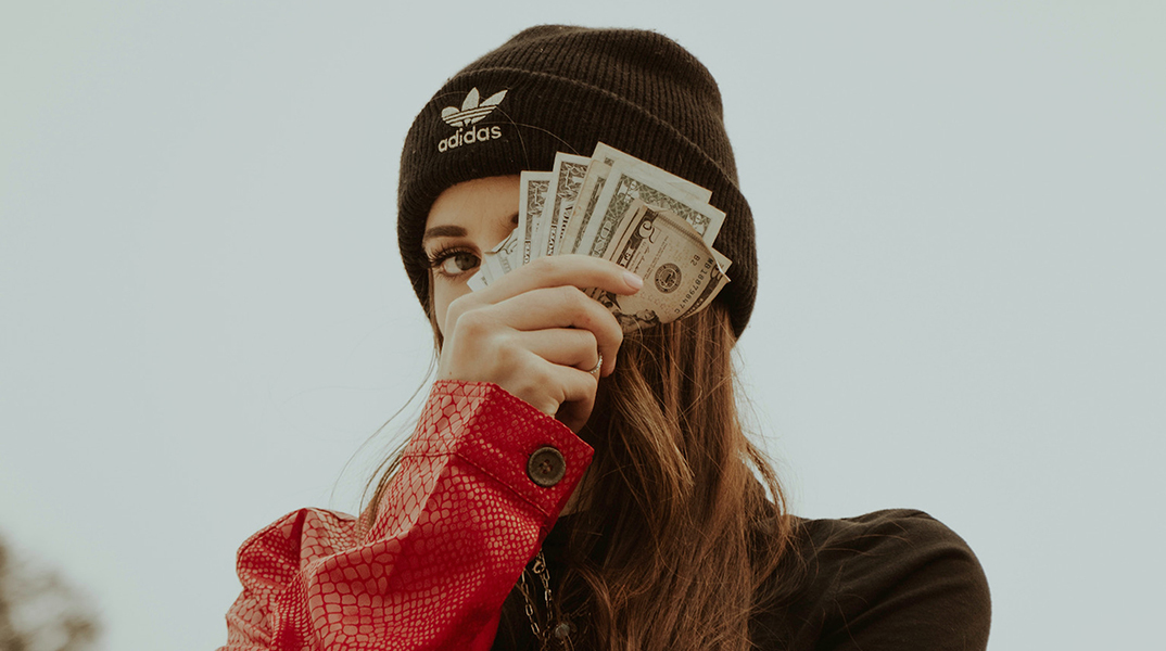 Κοπέλα με χρήματα στα χέρια