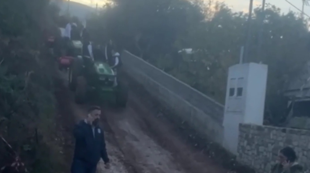 Μαθητές στην Πάτρα πηγαίνουν στο σχολείο με τρακτέρ