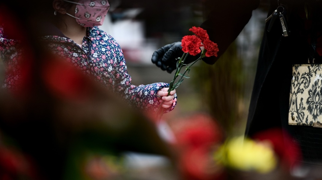 Πολυτεχνείο - Παιδί με λουλούδι τιμά την επέτειο εξέγερσης