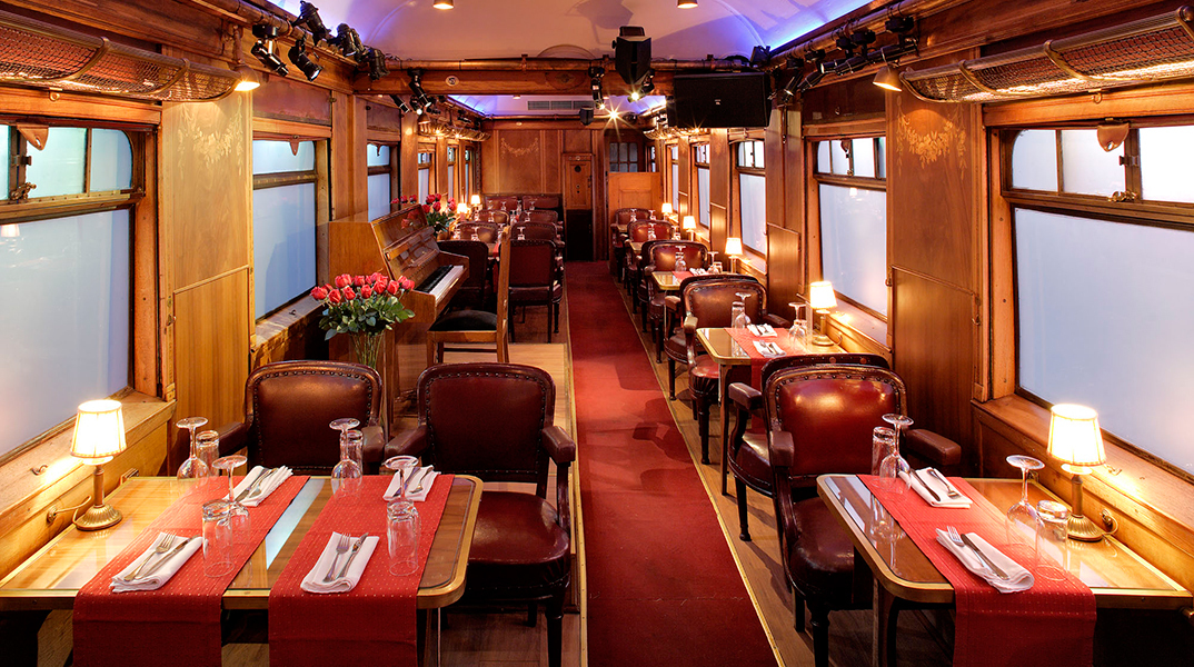 Το wagon restaurant της Αμαξοστοιχίας-Θέατρο Το τρένο στο Ρουφ