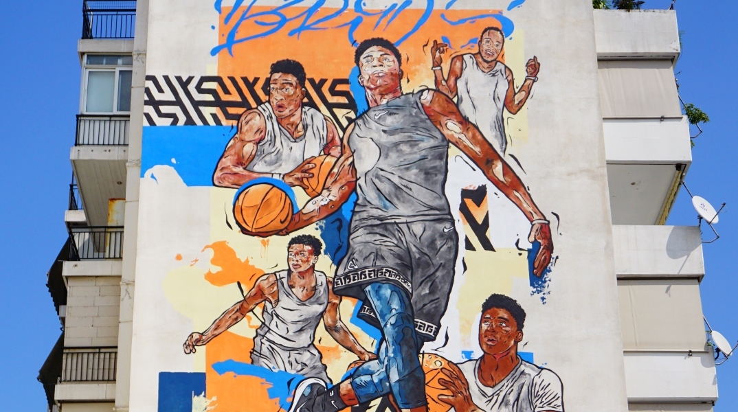 Ο street artist Same84, σε συνεργασία με τη Νike, φιλοτέχνησε το 2019 την τοιχογραφία με τους Antetokounbros λίγο πριν την έναρξη του Παγκοσμίου Κυπέλλου Μπάσκετ