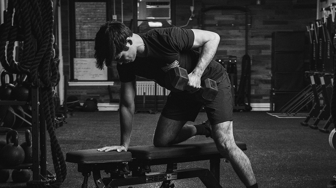 Άντρας που κάνει γυμναστική