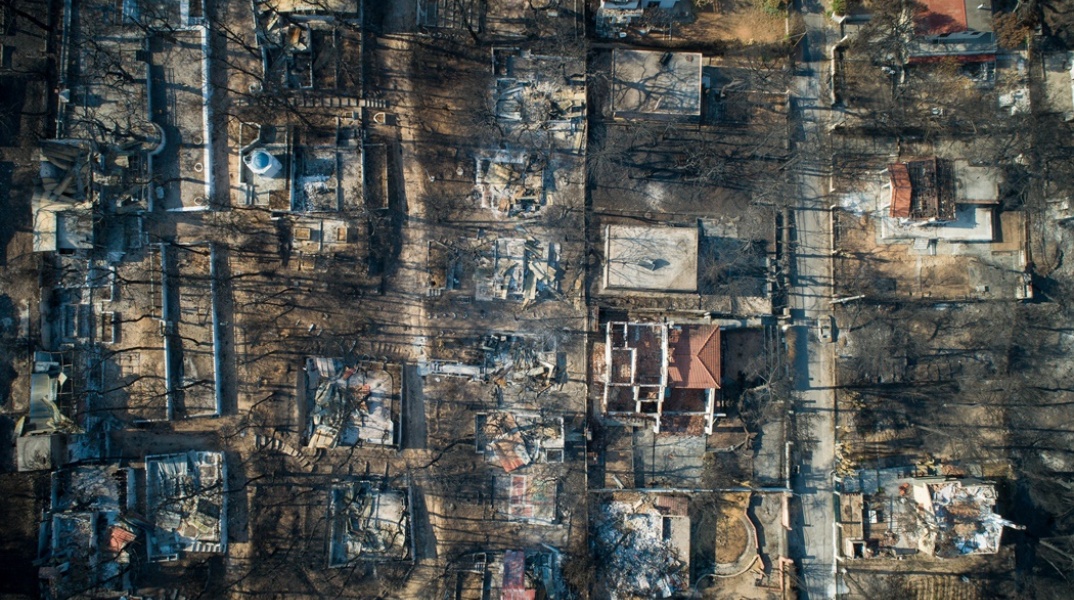 Καμένα σπίτια μετά τη φωτιά στο Μάτι