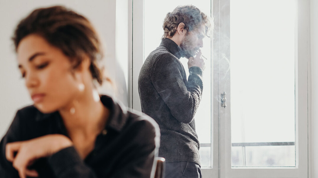Ζευγάρι τσακώνεται και ο άντρας καπνίζει