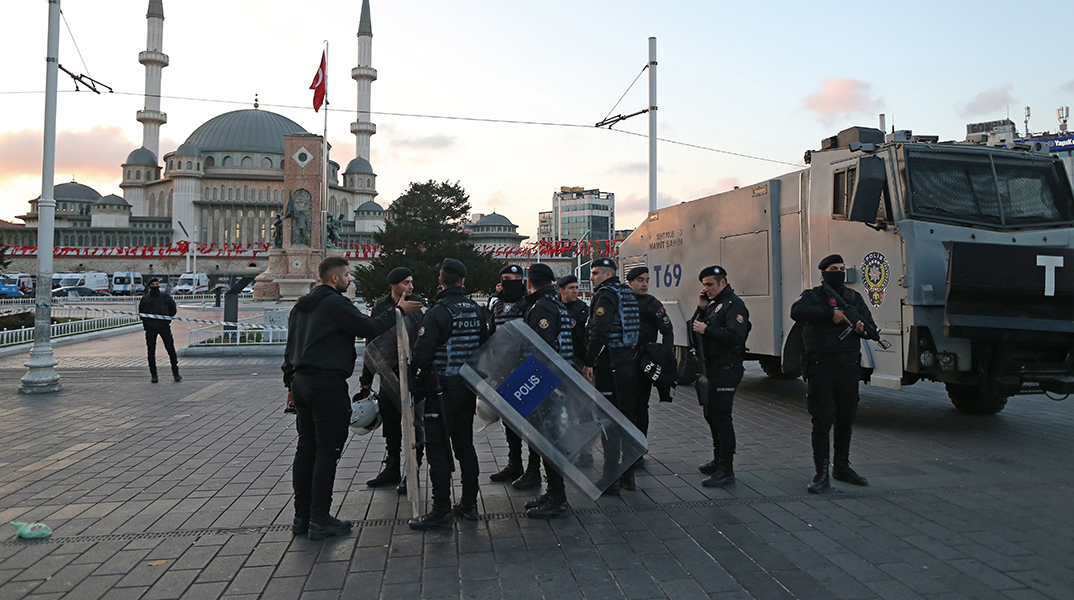 Τούρκοι αστυνομικοί μπροστά από το τέμενος Ταξίμ μετά από έκρηξη στην οδό Istiklal, στην Κωνσταντινούπολη