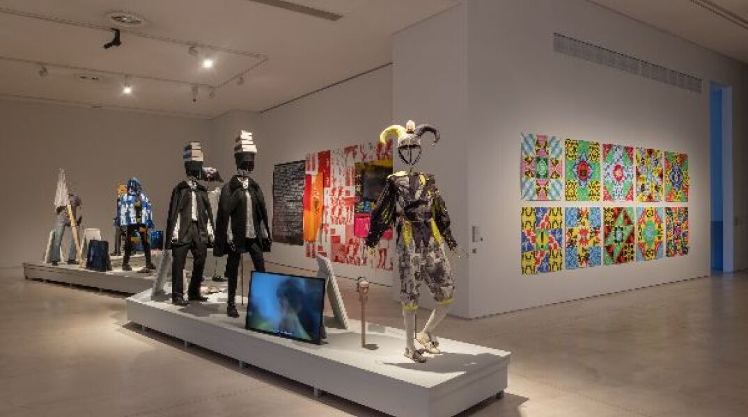 Άποψη εγκατάστασης της έκθεσης Statecraft: Διαμορφώνοντας το Κράτος, Ελένη Καμμά, Casting Call [Ανοιχτή οντισιόν], 2017-, Navine G. Dossos, No Such Organisation (Δεν υπάρχει τέτοιος οργανισμός), 2018-2020