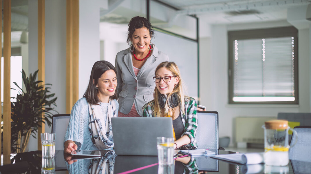 Γυναίκες κοιτάζουν λαπτοπ