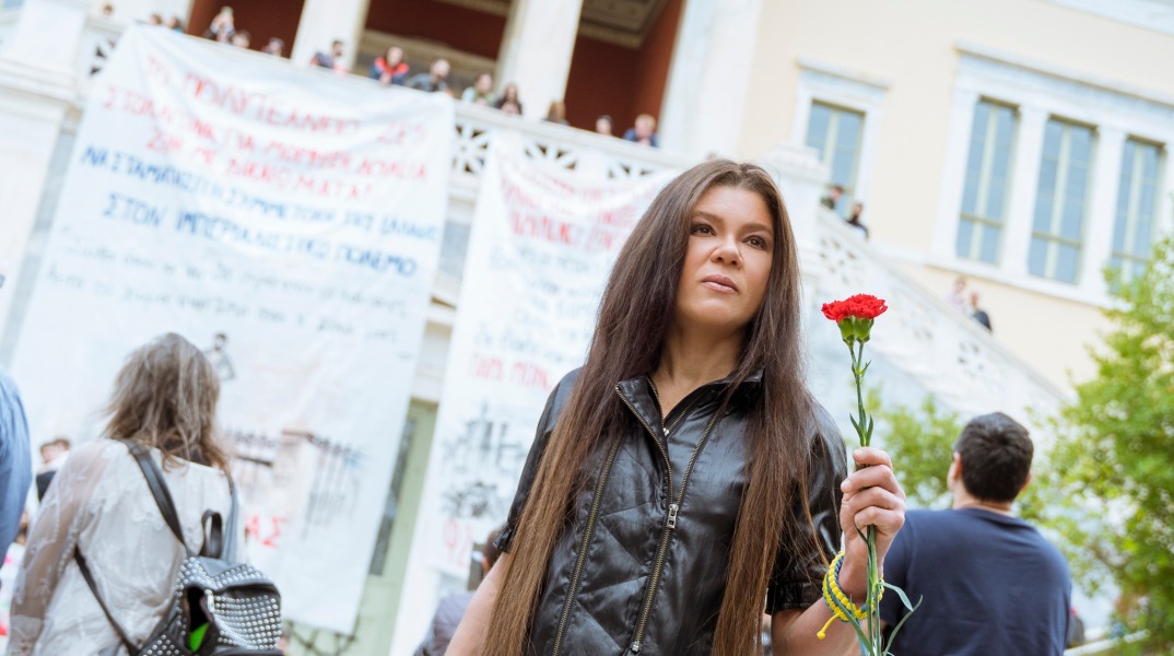 Η Ουκρανή τραγουδίστρια Ρουσλάνα βρέθηκε στο Πολυτεχνείο και άφησε λουλούδι για την 49η επέτειο της εξέγερσης - Το μήνυμά της στο Facebook.
