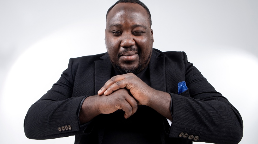 Ο τραγουδιστής, μουσικός παραγωγός και ηθοποιός Jerome Kaluta απαντά σε 33 ερωτήσεις για την Αθήνα.