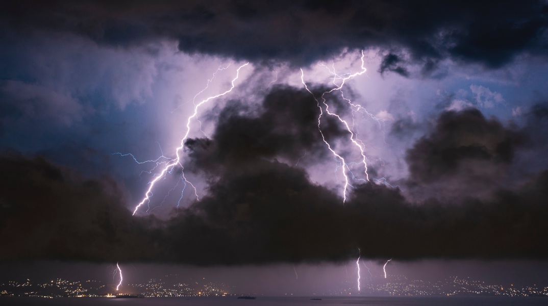 Η κακοκαιρία «Fobos» θα πλήξει και την Ελλάδα μέσα στο Σαββατοκύριακο: Έρχονται βροχές και καταιγίδες - Πού θα εκδηλωθούν επικίνδυνα φαινόμενα.