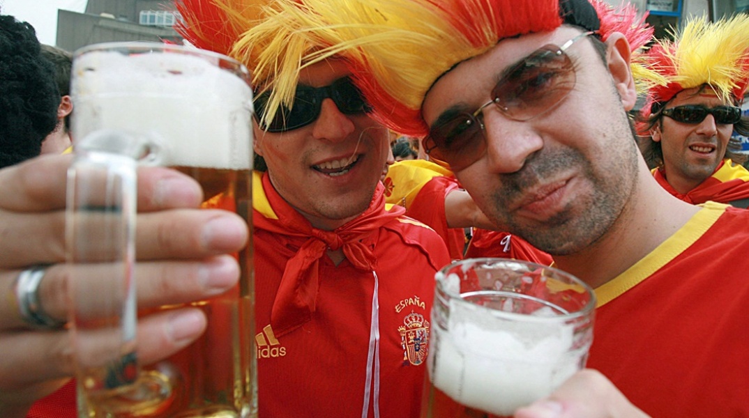 Φίλαθλοι με μπύρες ανά χείρας κατά τη διοργάνωση του Μουντιάλ