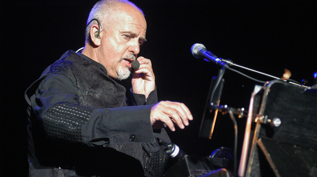 Η συναυλία του Peter Gabriel στην Αθήνα, τον Ιούνιο του 2004, στο Rockwave Festival, μέσα από σπάνιες φωτογραφίες του Χρήστου Κισατζεκιάν.
