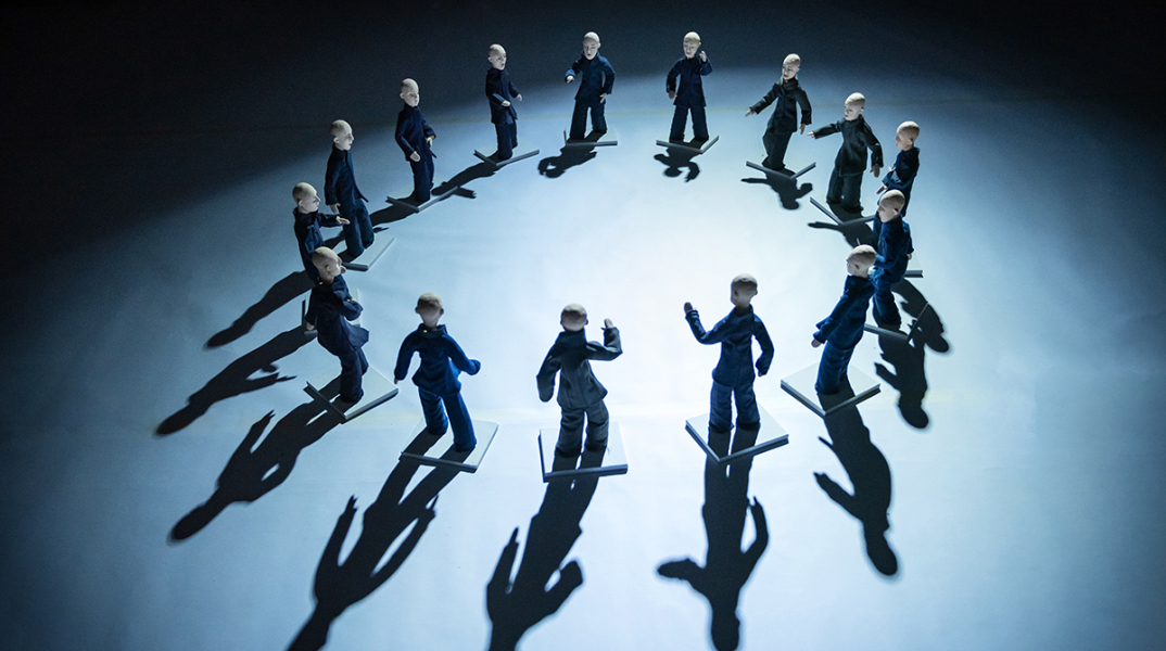 «Απουσία το σώμα» στο θέατρο Ροές