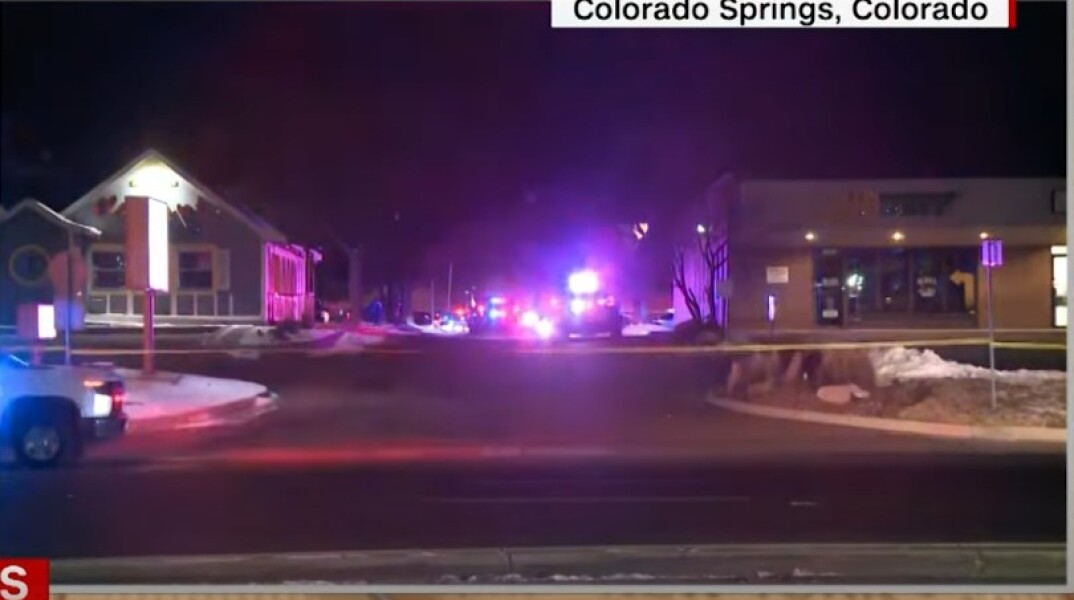 Περιπολικά έχουν αποκλείσει το σημείο της επίθεσης στο γκέι κλαμπ του Κολοράντο
