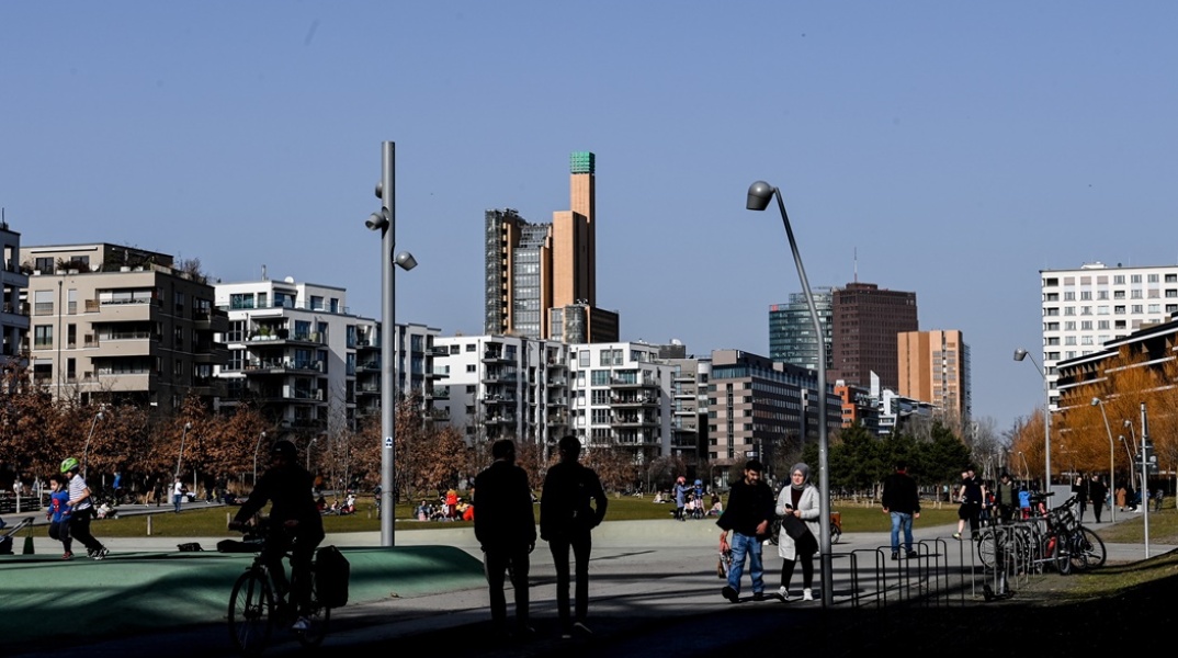 Πολίτες περπατούν σε δρόμο της Γερμανίας