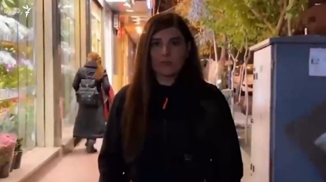 Η ιρανή ηθοποιός Χενγκαμέχ Γαζιάνι χωρίς μαντίλα