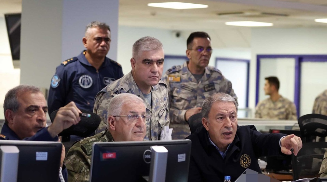 Ο υπουργός Άμυνας της Τουρκίας, Χουλουσί Ακάρ, παρακολουθούν την πορεία των αεροπορικών επιθέσεων στη Συρία
