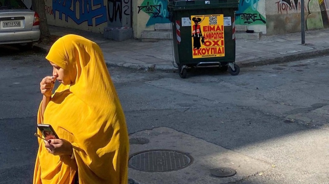 Στα τουρκικά μίντια προβάλλεται το μεταβλητό έργο της Ελλάδας Στασινόγλου, «ΕΙΜΑΙ ΑΝΘΡΩΠΟΣ ΟΧΙ ΣΚΟΥΠΙΔΙ». Το μήνυμα της αφίσας για την εκμετάλλευση ανήλικων προσφύγων.