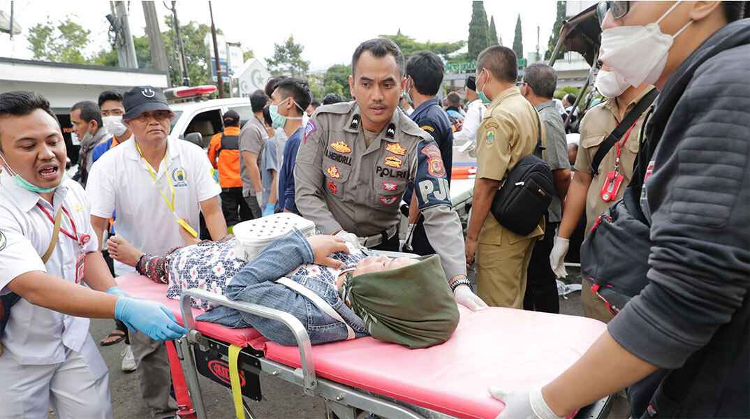 Διασώστες μεταφέρουν τραυματία από τον σεισμό στην Ινδονήσια
