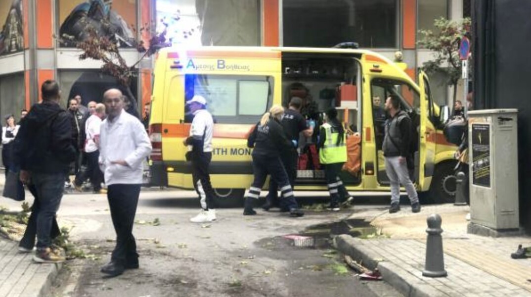 Διασώστες και ασθενοφόρο στο σημείο του δυστυχήματος στην Καβάλα