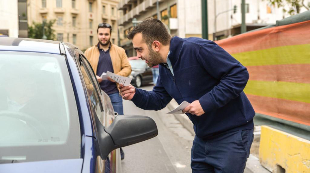 Παγκόσμια Ημέρα Μνήμης για τα Θύματα Τροχαίων: Νέοι και νέες της ΟΝΝΕΔ «κατέβηκαν στους δρόμους» με σκοπό να επικοινωνήσουν με τους οδηγούς.