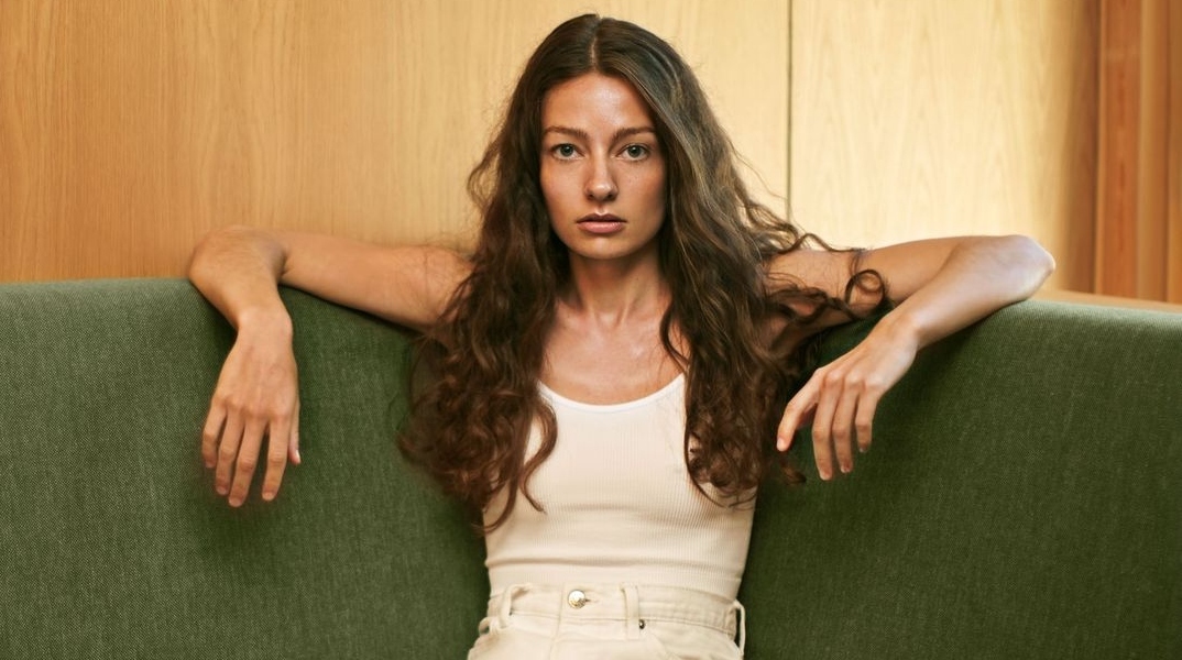 Η ελληνο-νορβηγίδα τραγουδοποιός Amanda Tenfjord μιλάει για το ντεμπούτο της άλμπουμ «In Hindsight», την εμπειρία της Eurovision και του opening στους Madrugada και τη σχέση της με τη μουσική.