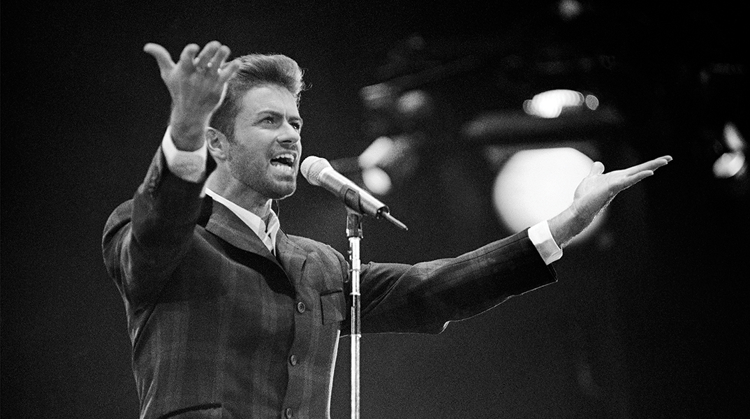 Προσκεκλημένος από τη φίλη του Νταϊάνα, την πριγκίπισσα της Ουαλίας, ο Michael είναι το πρώτο όνομα στη Συναυλία της Ελπίδας για την Παγκόσμια Ημέρα κατά του AIDS στο Wembley Arena την 1η Δεκεμβρίου 1993. © Martin Keene • PA Images/Alamy