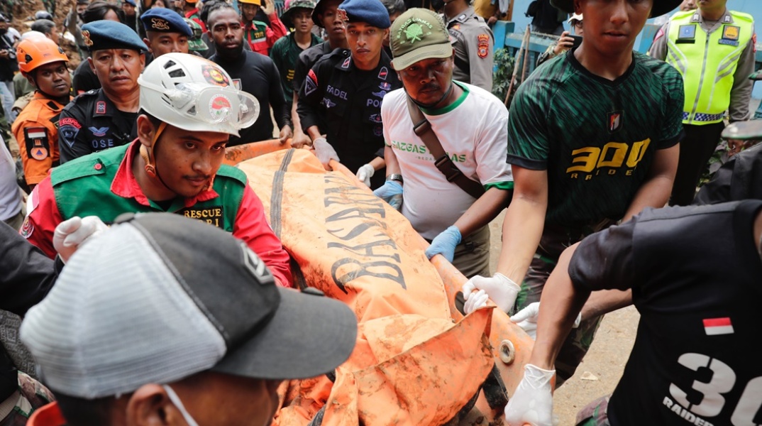 Σωστικά συνεργεία μεταφέρουν πτώμα από τον φονικό σεισμό στην Ινδονησία