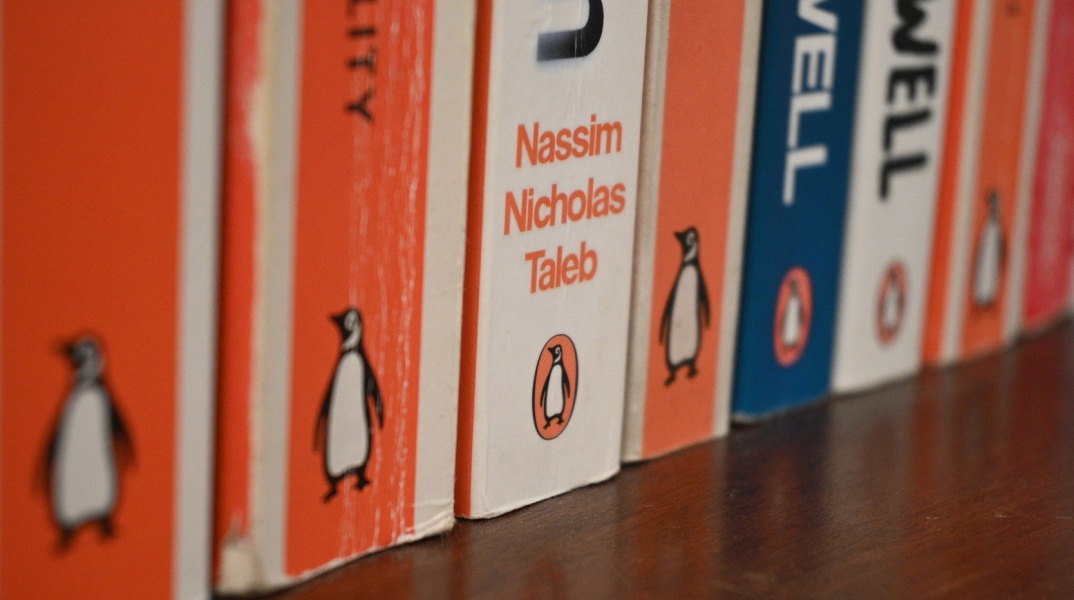 Στο κενό η συμφωνία συγχώνευσης των εκδοτικών οίκων Penguin Random House και Simon & Schuster, αξίας 2,2 δισ. - Οι ενστάσεις για τις αμοιβές των συγγραφέων.