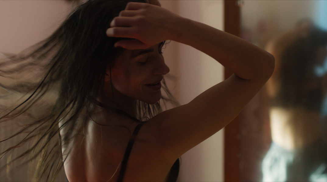 Στιγμιότυπο από την ταινία «Πίσω από τις θημωνιές / Behind the Haystacks»