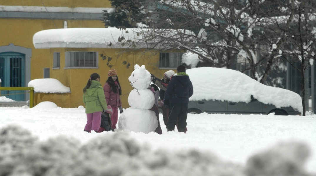 Παιδιά έχουν φτιάξει χιονάνθρωπο στα χιονισμένα Τρίκαλα