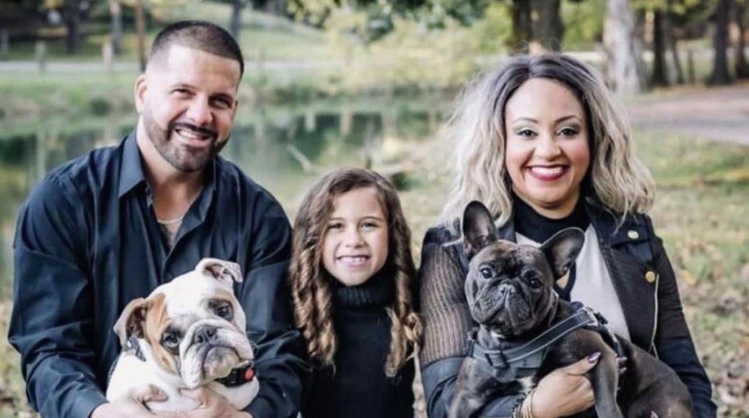 H Ντέστινι Ρίκεμπεργκ με τους γονείς της και τα σκυλιά τους