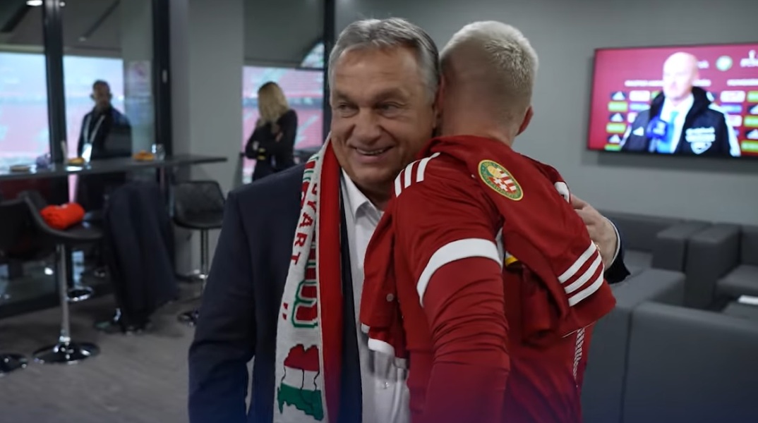 Βίκτορ Όρμπαν: Ο πρωθυπουργός της Ουγγαρίας εμφανίστηκε σε αγώνα ποδοσφαίρου με «αναθεωρητικό» χάρτη σε κασκόλ - Επίσημη απολογία ζητά η Ουκρανία.