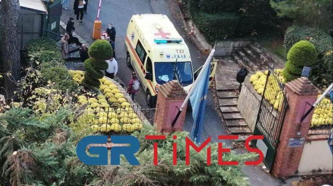 Ασθενοφόρο και περιπολικό στο σημείο όπου παρασύρθηκε ηλικιωμένος στη Θεσσαλονίκη