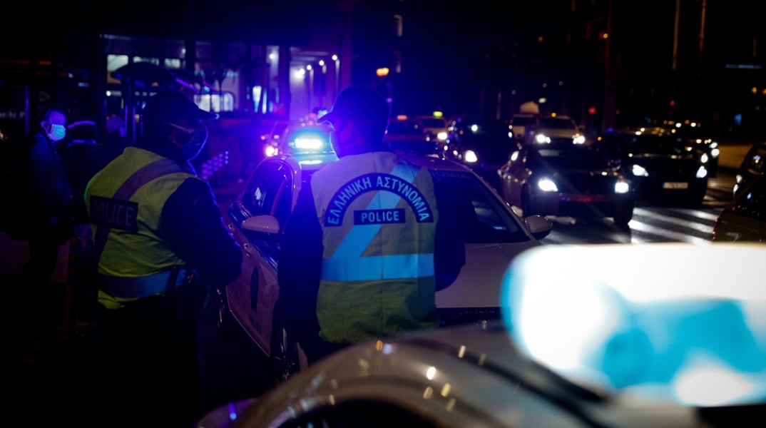 Αστυνομικοί σε μπλόκο σε δρόμο