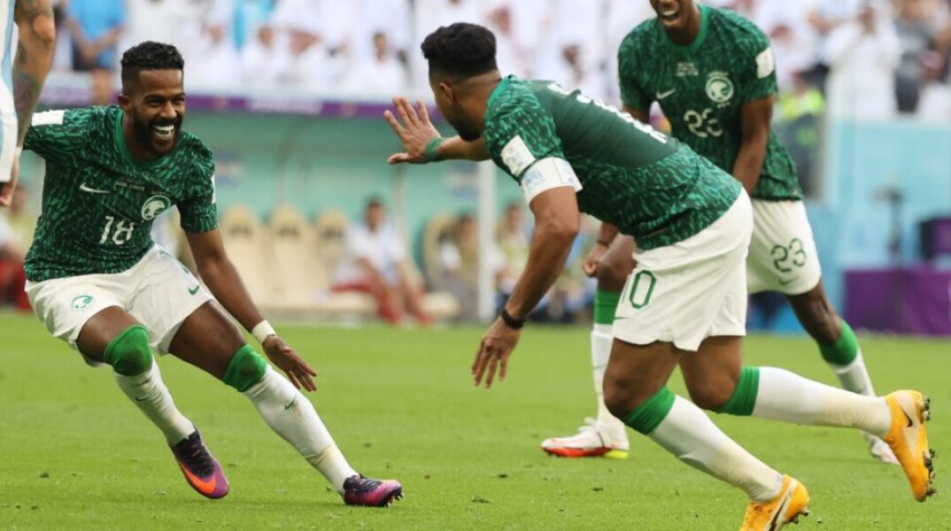 Οι παίκτες της Σαουδικής Αραβίας πανηγυρίζουν το δεύτερο γκολ κόντρα στην Αργεντινή