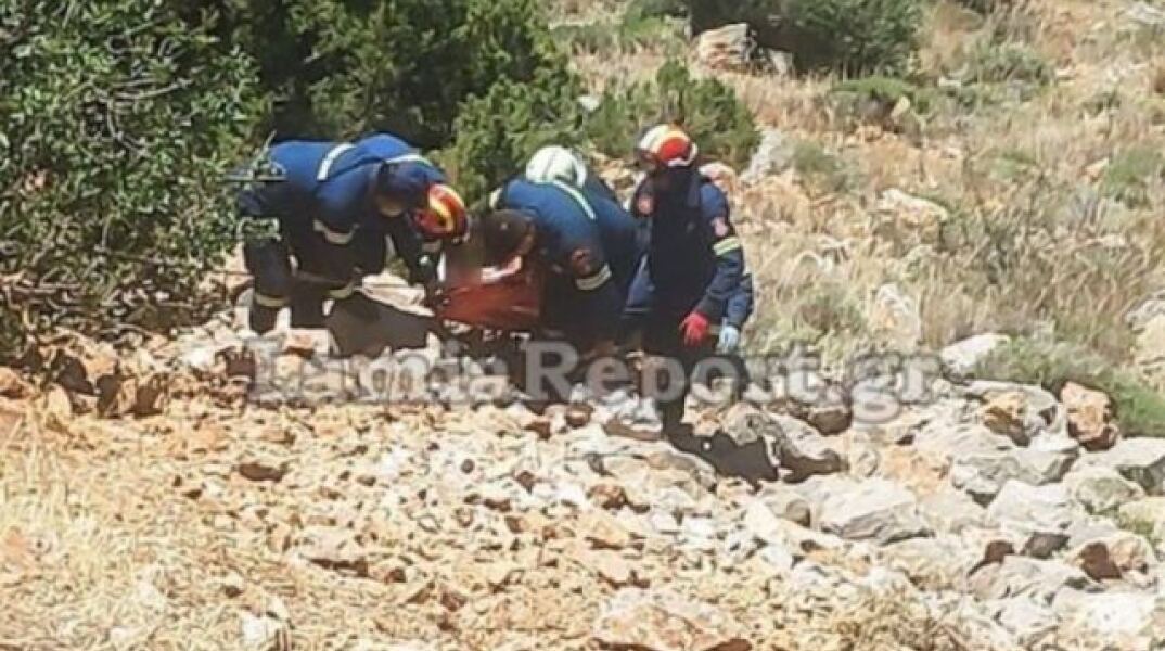 Πυροσβέστες ανασύρουν τη σορό άνδρα μετά από τροχαίο δυστύχημα στη Βόρεια Εύβοια