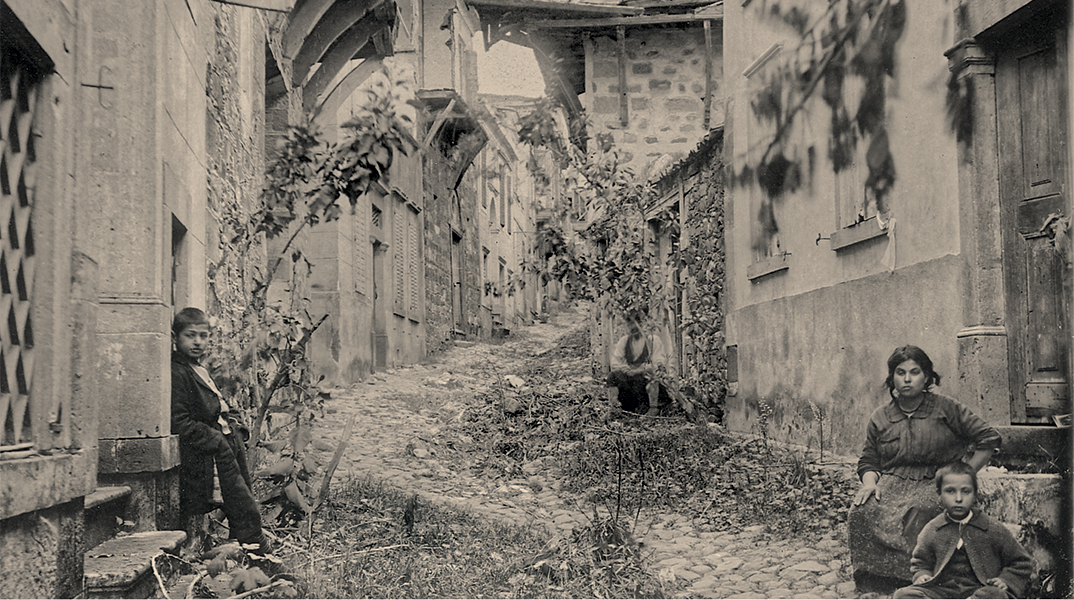 Ο δρόμος προς τον ναό της Παναγίας με κατεστραμμένα σπίτια. Αρχείο Α. Μαΐλλη 1919/23.