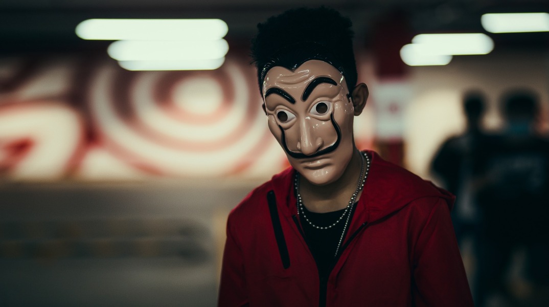 Η υπόθεση υπεξαίρεσης και πλαστογραφίας που φέρεται να προκάλεσε ζημιά 320.000 ευρώ στο ελληνικό δημόσιο.