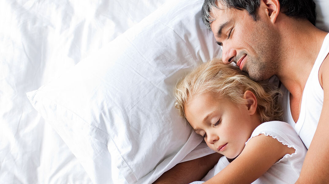 Μπαμπάς και κόρη κοιμούνται αγκαλιά