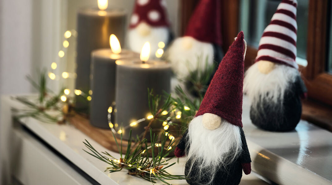 Χριστουγεννιάτικος στολισμός με κεριά και κουκλάκια Άγιου Βασίλη