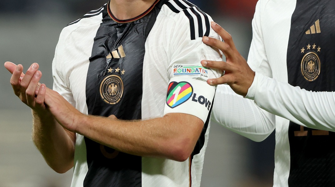 Μουντιάλ 2022: Sold out τα περιβραχιόνια «OneLove» υπέρ της ΛΟΑΤΚΙ κοινότητας - Η FIFA είχε απαγορεύσει τη χρήση τους στα γήπεδα του Κατάρ.