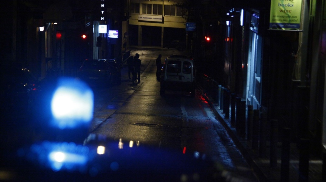 Περιπολικό της ΕΛ.ΑΣ. βράδυ το κέντρο της Αθήνας