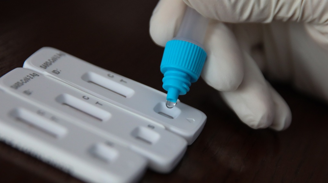 Κορωνοϊός: Ώρα αποφάσεων για τα rapid test των ανεμβολίαστων εργαζόμενων - Μέχρι πότε θα ισχύει το μέτρο, τι θα γίνει το 2023. 
