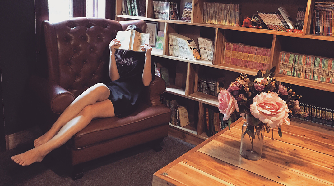 Γυναίκα που διαβάζει βιβλίο