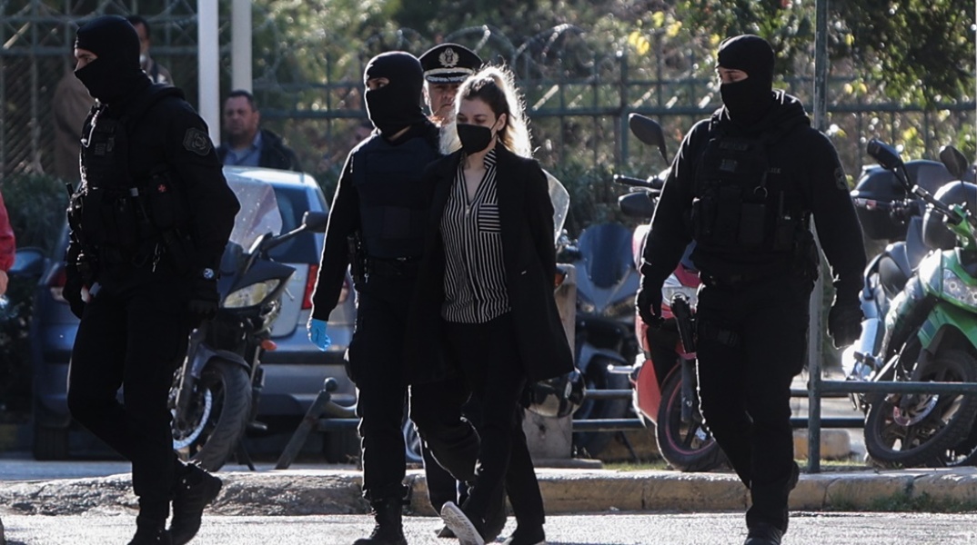 Η Ρούλα Πισπιρίγκου κατά τη μεταγωγή της στο ανακριτικό γραφείο