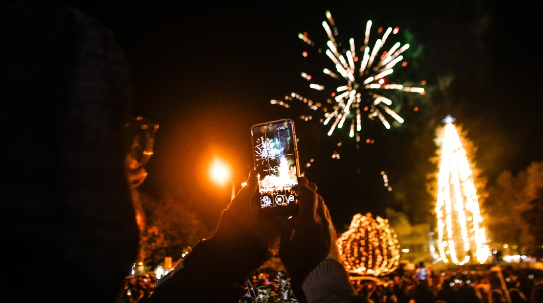 Φωταγωγήθηκε το ψηλότερο χριστουγεννιάτικο δέντρο στα Τρίκαλα - Πολίτες απαθανάτισαν τη στιγμή με το κινητό τους τηλέφωνο