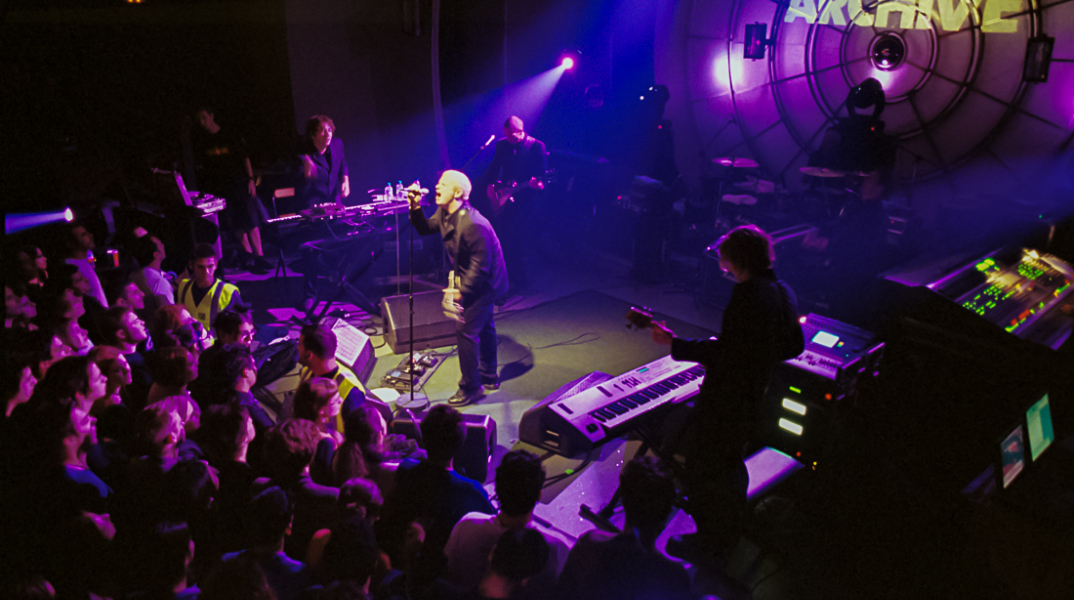 Η πρώτη συναυλία των Archive στην Ελλάδα, τον Νοέμβριο του 2002, στην Αθήνα, μέσα από σπάνιες φωτογραφίες του Χρήστου Κισατζεκιάν.