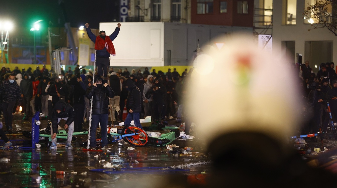 Σκηνές βίας εκτυλίχθηκαν στις Βρυξέλλες μετά τη νίκη της εθνικής ομάδας του Μαρόκου εναντίον του Βελγίου στο Παγκόσμιο Κύπελλο του Κατάρ.
