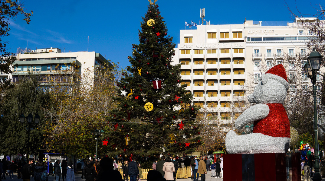 Το στολισμένο χριστουγεννιάτικο δέντρο στο Σύνταγμα